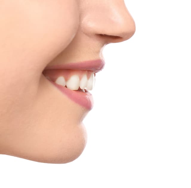 Side profile of a bright, even smile